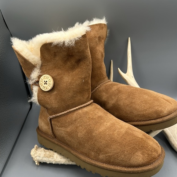 Ugg Bailey Button II, Sz 7 - Picture 3 of 5